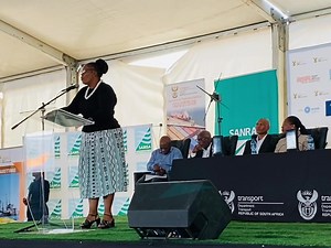 MÉC for Education in the KZN Province, Ms Mbalenhle Frazer addressing the learners and other delegates at the MEGA TRANSPORT CAREER EXPO. #shapingthetransportleadersoftomorrow #InvestInEducation | Department of Transport