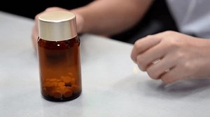 Vidéo indiquant comment verser les comprimés : vidéo de stock (100 % libre de droit) 3694807495 | Shutterstock