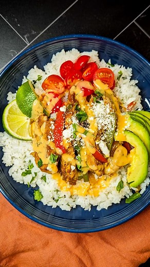 ✨ Chicken Fajita Rice Bowl ✨ This chicken fajita rice bowl will satisfy all cravings for fajitas, tacos or anything like that. It's super easy to accomplish and it's packed with layers of flavor. . . Xoxo...Alex 😘 Good-Good Baby Ingredients 2 chicken breast split in half 2 tbsp. Cajun Taco Fest (taco seasoning) divide @floraandmana 2 tbsp. Butter 2 tbsp. Cali Love ( chili garlic blend) divided @spicetribe Kosher salt 1 Green bell pepper sliced 1 Red bell pepper sliced 1 White onion sliced 1/2 c
