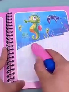 Hei părinți! 👋 Căutați modalități interesante de a crea legătura cu copiii dvs.? Incearca asta! 🎁 🖌️ Educațional și Distractiv: Stimulează imaginația și creativitatea copiilor, dezvoltând în același timp 💧 Reutilizabile: Folosiți și reutilizați fiecare pagină de nenumărate ori. 🛡️ Siguranță și Curățenie: Doar apă este necesară pentru colorat, fără cerneală, vopsea sau substanțe chimice. Fără murdărie, fără pete! Perfect pentru copii cu varsta cuprinsa intre 6 luni si 2 ani! Acasa sau in dep