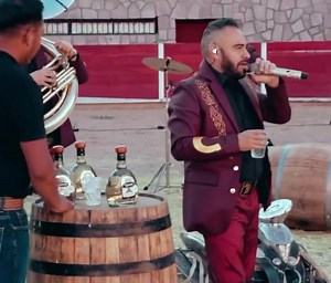 2.8K views · 275 reactions | He traído dos regalos para ti te ruego los aceptes.. #DosRegalos | Banda La Auténtica De Jerez | Facebook