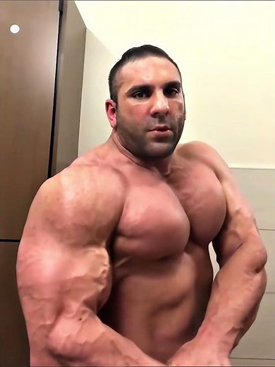 Armon Adibi Posing + Pec Bounce