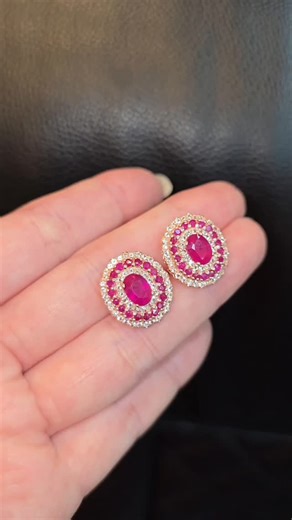 Ruby Earrings ทับทิมเผาใหม่ สีแดงสด ที่สะท้อนความหรูหรา ทรงพลัง และความมั่นใจในตัวเอง ต่างหูรุ่นนี้แนะนำเลยค่ะ อีกทั้งยังเชื่อว่าใส่ทับทิมเสริมความร่ำรวย ความสำเร็จ 🫶🏻❤️ ตัวเรือนเงิน ชุบ Pink Goldไมครอน พร้อมส่ง เพียง 2499- ส่งฟรี | Schumann Gems&Jewelry
