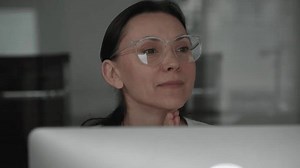 Femme portant des lunettes de cadre : vidéo de stock (100 % libre de droit) 3977772271 | Shutterstock