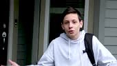 Junge Schüler zeigt Daumen hoch zeigt mit beiden Händen Daumen nach...