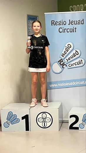 🏸 RTC DEN HAAG TALENT IN DE SPOTLIGHT! 🔥 Julia pakt de titel in Delft! Tijdens het Regio Jeugd Circuit B/C – Delft 2025 heeft Julia een fantastische prestatie neergezet: 🥇 1e plaats Meisjes Enkel B En dat niet alleen… Ze verloor geen enkele game én haar tegenstanders kwamen nooit verder dan 15 punten. Een dominant, gefocust en volwassen toernooi van begin tot eind. 💛💙 Julia laat hiermee zien hoe hard werken, discipline en plezier samen leiden tot topprestaties. Wij zijn super trots op haar