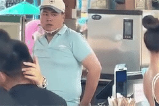 Gần 5 triệu lượt xem biểu cảm của thanh niên bán kem dành cho cặp đôi đang tình tứ