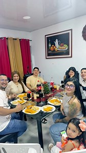 37K views · 585 reactions | Deseo que la dicha, la prosperidad y el amor se multipliquen en tu vida.. Que la Luz de la navidad ilumine tu camino, llenándote de alegría y paz interior. Que te haga sentir rodeado de amor y felicidad en todo momento feliz navidad  . Que hacen a esta hora mi gente yo viendo películas en mi cama y son las 6:08 pm cuéntame que heces a la hora que veas este video | Sianiris Calvo | Facebook