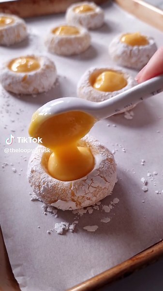 the lemoniest of all lemon cookies 🍋💛 buttery, melt-in-the-mouth lemon crinkle cookies stuffed with tangy lemon curd before baking – these are INCREDIBLE 🤤🫶 #lemoncookies #lemontok #lemoncurd #cookies #cookietok #glutenfree #recipes