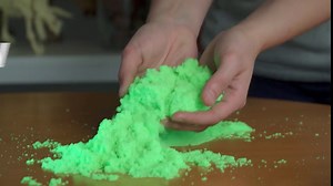 NATIONAL GEOGRAPHIC Sparkling Play Sand - 2 LBS of Shimmering Sand with Castle Molds and Tray (Pink) - A Kinetic Sensory Activity