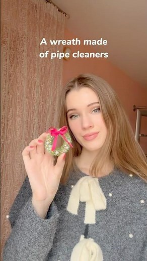 DIY wreath made from pipe cleaners 🎄❤️ #chrismas #christmascrafts #craft #decoration