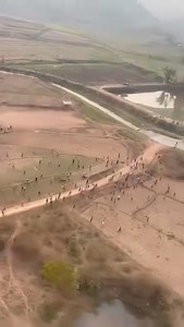 8.9K views · 147 reactions | ແບບໃດກໍມີບາດນີ້!!! ເສດຖີຄົນລາວ ຂີ່ຍົນແຈກເງິນ ຢືນແຈກທຳມະດາໂລກບໍ່ຈໍາ ສຽງຫົວແຊວຊະ | Update Laos Magazine | Facebook