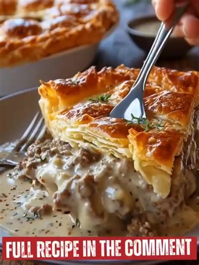 Cheesy Sausage, Gravy, and Biscuit Pie Ingredients: • 1 lb sausage • 2 cups milk • 1/4 cup all-purpose flour • 8 biscuits (pre-made or homemade) • 1 teaspoon salt • 1/2 teaspoon black pepper • 1/2 teaspoon ground sage ..... Fυll ᖇecίpe in Coʍmеոτ 💬 | Cooking Mania