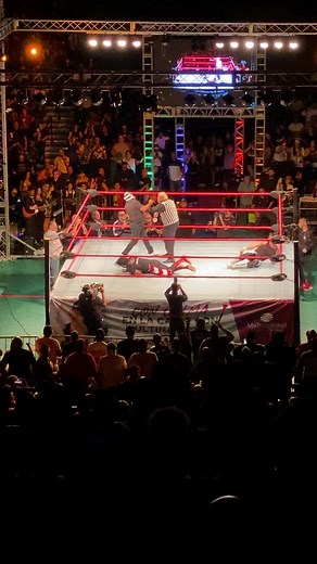 Hugo Savinovich se va a las manos con El Profe en Aniversario 50 de WWC. #prowrestling #wrestling #luchalibre #puroresu #wwc #Aniversario50 #puertorico #aventurandopormiisla #WWCAniversario | Aventurando por mi Isla