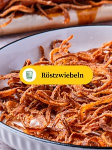 Knusprige Röstzwiebeln selber machen. So werden Röstzwiebeln richtig goldbraun, knusprig und nicht fettig. Perfekt als Topping für Käsespätzle, Hot Dogs, Burger, Kartoffelpüree, Salate oder Bowls. Der Trick: Die Zwiebeln dünn hobeln, leicht mehlieren und bei 180 Grad frittieren. So bekommen sie die perfekte Farbe und bleiben extra crunchy. Speicher dir das Rezept für selbstgemachte Röstzwiebeln und schreib in die Kommentare, wozu du sie am liebsten isst. Rezept (für ca. 2 Portionen) 2 große weiß
