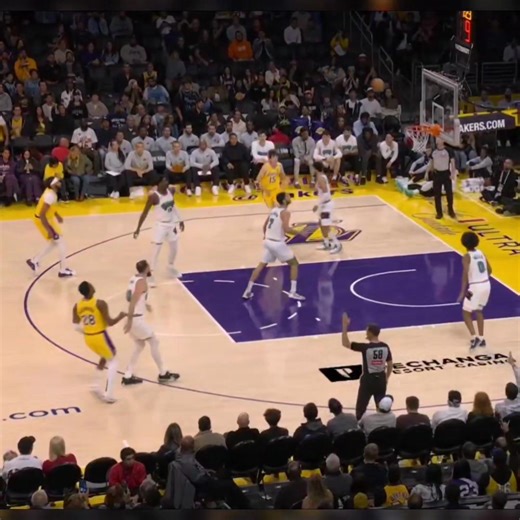 LeBron behind the back pass 👀 | NBA Updates