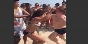Brawl on the beach between women: Bikinis, slaps, fists and nudity (Video,  18)