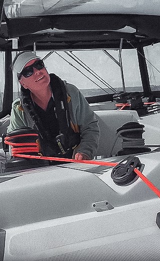 🌟 Marianne Urth and the Ocean Class AMALIE – An Artist to Discover! 🎨🌊 We are proud to spotlight Marianne Urth from @marianne.urth.art, the talented artist and owner of the Ocean Class AMALIE. 🌺 A passionate sailor and painter inspired by her adventures at sea, Marianne transforms her maritime experiences into captivating works of art. 🖼️ From February 14 to 27, she will be showcasing her creations in an exceptional exhibition. This is the perfect opportunity to explore her unique universe!