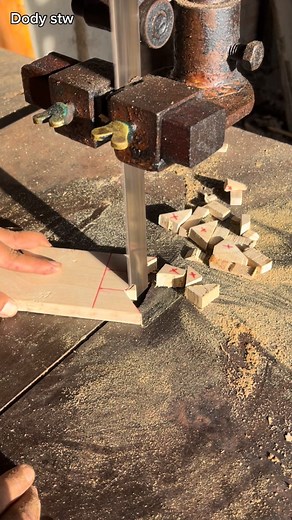 5.6K views · 20 reactions | Bandsaw trik✅ #fblifestyle #bandsawskills #woodworking #carpenter #tipsdantrik #DIY #tutorial | Dody Stw | Facebook