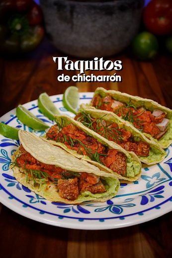 ⚡️Tacos de chicharrón con salsita tatemada, los tacos más deliciosos que te comerás en tu vida 🤙🏻🤤 ✅ Ingredientes: - Chicharrón (panceta) - Sal - Bicarbonato - Limón - Vinagre - Pimentón rojo y amarillo - Cebolla morada - Ajo - Tomate - Cilantro - Tortillas de maíz - Jalapeño (picante opcional) - Y mucho amor ❤️ ¿Ah? ¿No es la combinación perfecta? 🤤🤩 No se ustedes pero yo sí que amo el chicharrón 😍 #chicharron #chicharrones #tacos #tacosmexicanos #tacosdechicharron #chicharroncrocante #ch