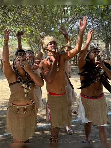 Los Gayones, un pueblo indígena de filiación #Arawak, forman parte importante de la historia profunda del #EstadoLara. Su presencia en los valles y montañas del Municipio Iribarren dejó una huella que se mantiene viva en la cultura, el territorio y las prácticas de quienes conservan con orgullo este legado. Su vínculo con la tierra, su organización social y su visión espiritual revelan un modo de vida que continúa inspirando la identidad larense. Visitar la comunidad es una experiencia humana y 