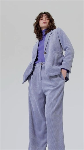 Toques de glamour, mood Sixties, sin renunciar nunca al color: back to velvet! Déjate conquistar por uno de nuestros tejidos favoritos y descubre todos los nuevos looks de mujer. benetton.ly/Mujer_Terciopelo | UNITED COLORS OF BENETTON