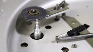 70年代からのレコードプレーヤーのアイドラーホイールは、16rpm、33rpm、45rpmと76rpmから速度を変更します。クローズアップショット。