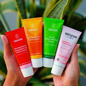 Say hello to soft, supple hands with Weleda's Hand Cream Range! 🍊 Sea Buckthorn: Your everyday lightweight pick-me-up. 🌼 Sensitive Cream: A gentle touch for the most delicate skin. 🍇 Pomegranate: An age-defying shield against the elements. 🍋 Citrus: A burst of care for dry hands and nails in need. Apply on some nature's magic and wave those worries goodbye! مجموعة كريم اليدين من فيليدا تمنح يديكِ التغذية والحماية والنعومة المثالية! 🍊 كريم تجديد بشرة اليدين نبق البحر: رفيق الترطيب اليومي في 