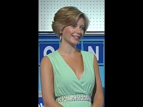 Rachel Riley in a lovely green dress | very low cut | some downblouse