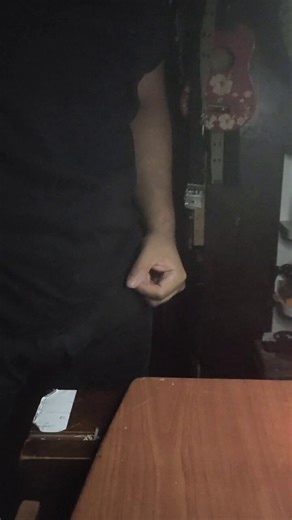 RT @Donkeykowo: Se saca la polla, la azota contra la mesa, y la cumea para imponer respeto*
