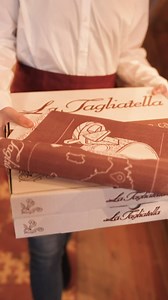 Hemos sacado 4 manteles coleccionables y os queremos regalar uno por cada pedido* para llevar que hagáis. ¡Ideales para montar una mesa italianísima en casa! Haz tu #pedido para recoger en restaurante aquí: https://bit.ly/TakeAwayTG *Oferta válida para pedidos de importe igual o superior a 15€. | Restaurantes La Tagliatella