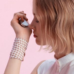 28 reactions | NOUVEAU MISS DIOR MINI MISS Nouveau parfum solide Miss Dior Mini Miss. Parfum en stick sans alcool, nomade et couture. #missdior #missdiorminimiss Livraison et retour offerts pour toute commande. | Dior | Facebook