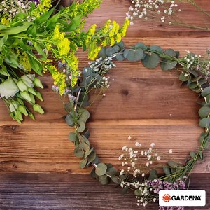 Do it yourself : Flower wreaths for the door! Fresh summer flowers from your garden are the perfect decoration. This is how you can easily handcraft your own flower wreaths. Things you need: Wire to twist A wire circle Summer flowers from your garden  | GARDENA | Facebook