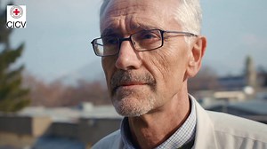 Após reconstruir vidas no Afeganistão por 30 anos, o médico italiano Alberto Cairo recebeu do presidente do país Ashraf Ghani o título de cidadão honorário. O Dr. Alberto Cairo dedicou a vida a ajudar as pessoas no Afeganistão. É uma grande honra para ele receber a cidadania afegã. | Comitê Internacional da Cruz Vermelha