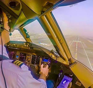 80K views · 8.4K reactions | ✈️ Boeing 777 landing at Dubai International Airport #pilot #pilotlife #avgeek #justplanes #landing #boeing #boeing777 #dubai #dxb #dubaiairport Dubai Airports | Just Planes | Facebook
