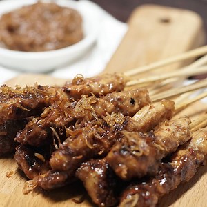Barbeque Khas Indonesia! Sate! Resep Lengkap 👉 https://bit.ly/2DslP3J 📲 Temukan resep sate lainnya pada aplikasi kami👉 http://link.tastemade.com/HE7m/meU5N77tQx | Tastemade Indonesia
