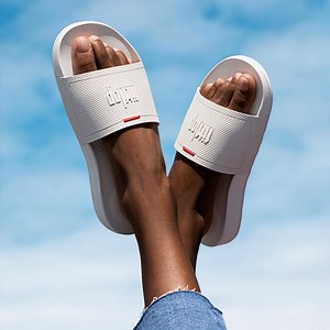A good t-shirt, a pair of jeans, some killer pool sliders... what are YOUR favourite summer things? | FitFlop