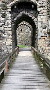 Komm rein und schau dich um in 📍 Beaumaris Castle in Nordwales! . . . #wales #visitwales #dasistwales #walesentdecken #cymru #discovercymru #großbritannien #gb #fernweh #reisefieber #burgenundschlösser #mittelalter beaumariscastle | Wales Entdecken