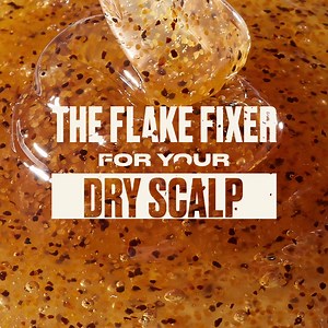 Ready to give your scalp the TLC it deserves? 🌟✨ Our Ginger Hair & Scalp Scrub is here to kick dullness and flakes to the curb! With 90% nature-inspired ingredients, this tub has a zingy blend of Ginger Essential Oil, Birch Bark, and White Willow Bark Extracts. Its vegan formula gets rid of build-up and leaves your hair feeling fresh and fabulous. Just lather, scrub, and let those crushed Walnut and Coconut shells do what they do best. 🤎 Provides weekly relief to dry, itchy scalps 🤎 Helps was