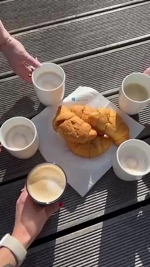 "Ohne Kaffee - ohne uns!" 😆 Genießt euer Wochenend-Frühstück! 😎🥐🥨☕ | Stadtwerk am See
