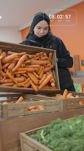 [REPORTAGE] Tic-tac, tic-tac ⌚️ Chaque matin, à 7h30, la course commence au magasin. Il faut mettre en place les fruits, les légumes, les viandes, la charcuterie, le fromage, le pain, tout nettoyer... 👰‍♀️👨🏻‍🍳🧹 Et que tout soit fini avant 9h, quand arrivent les premiers clients 🤗 | Le P'tit Marché Paysan - Sélestat