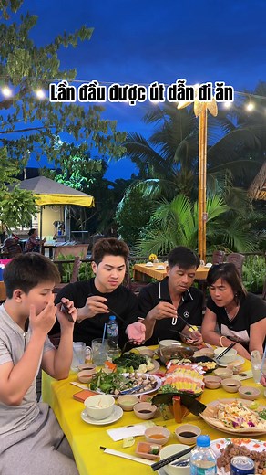 Lĩnh dẫn gia đình đi ăn: có an toàn khi thịt chưa chín?