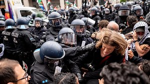 Palästina-Demo zieht durch Berlin – Teilnehmer zeigen Zeichen zur Hamas-Unterstützung