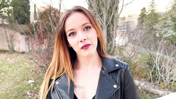 Timide mais impatiente, Skyla s'offre un gang-bang d'enfer comme elle l'avait rêvé ! | Pornovoisines