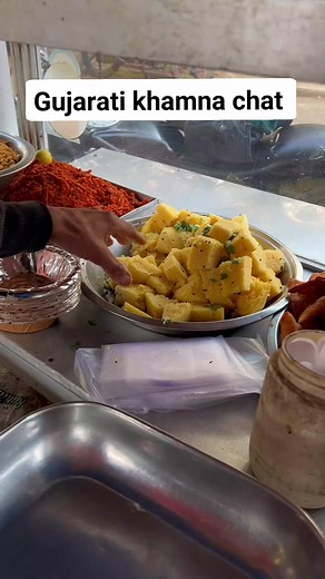 10K views · 114 reactions | Gujarati street khaman chat | #northindiastrertfood #bombestreetfood #nagpurstreetfood #pinkdosa #pavbhaji #Indiafirsttime #Gujaratistreetfood #dosa #MOMus #khamna #chat | Aamchi gujarati | Facebook