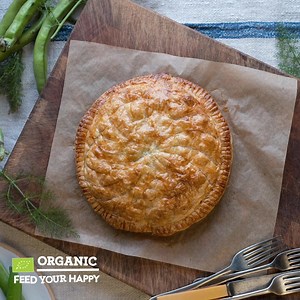 A beautiful organic pie with a golden crust, stuffed with spring veggies in a herby sauce. The perfect recipe for National Vegetarian Week! 🥧 | UK Organic