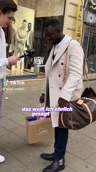 Was dieses Outfit wohl wert ist? 🤯 #wien #outfit #wievielistdeinoutfitwert #fyp