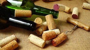 Falling Wine Corks Wine Bottles On Stock-video (100 % royaltyfri) 1057688497 | Shutterstock