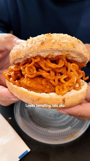 Bagel Chiki Ramen wajib try di FamilyMart. Kombinasi yang mantap! Langsung ke FamilyMart sekarang kerana ada FamilyMart MyDebit Wave & Win dari 1 September - 30 November 2024. Hadiah sehingga RM188,000 untuk dimenangi 🤩 Langsung aja brooo ke FamilyMart mantap banget bro! @familymartmy @paynetmy #FamilyMartMY #PayNet #MyDebit #MyDebitJe #Cashlessje #Wave&Win | Rio makan