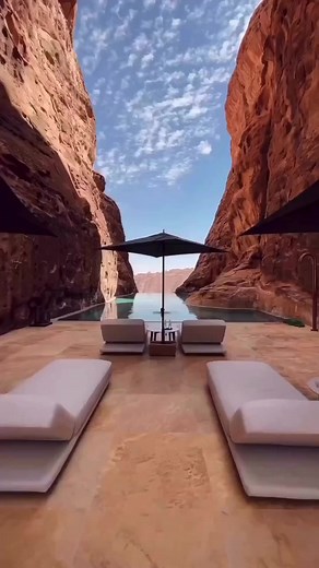 Envie de s'y baigner ? ☀ #piscine #piscines #pool #dreampool #piscinedereve #piscinedesign #design #architecture #architecturelovers #ArabiaSaudita #ArabieSaoudite #reels #guidepiscinefr | Guide-piscine.fr